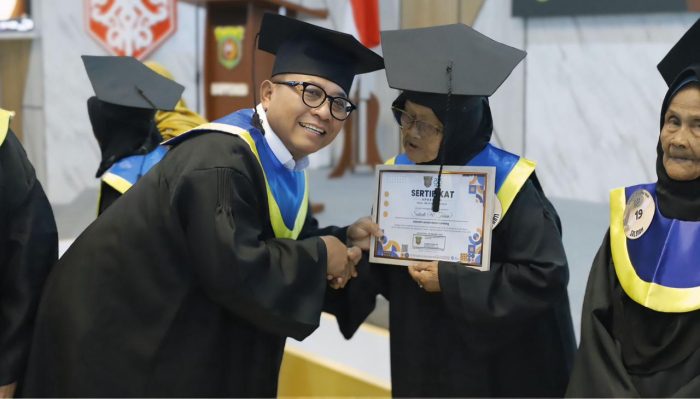 Wakil Wali Kota Samarinda, Saefuddin Zuhri, memimpin prosesi wisuda 122 lansia, Selasa (28/10/2025). (POJOKNEGERI.COM)