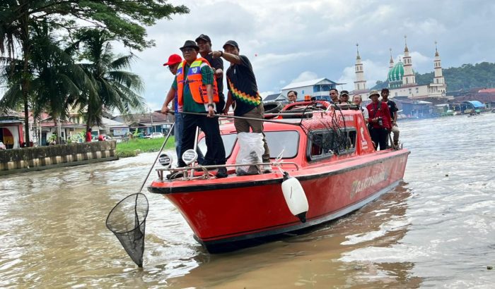 Wakil Wali Kota Samarinda Saefuddin Zuhri, turut serta membersihkan Sungai Karang Mumus, dengan menggunakan kapal patroli sampah, Sabtu (25/10/2025). (POJOKNEGERI.COM)