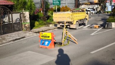 Kondisi Jalan Abdurrasyid, Kota Samarinda, alami ablas, diduga karena aktivitas ilegal warga. (POJOKNEGERI.COM)
