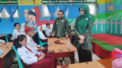Wakil Wali Kota Samarinda sekaligus Ketua TP UKS/M, Saefuddin Zuhri, didampingi oleh Koordinator Sektap UKS/M, Elnova Saefuddin Zuhri, melaksanakan kunjungan ke beberapa sekolah di Kota Tepian, Senin (27/10/2025). (POJOKNEGERI.COM)