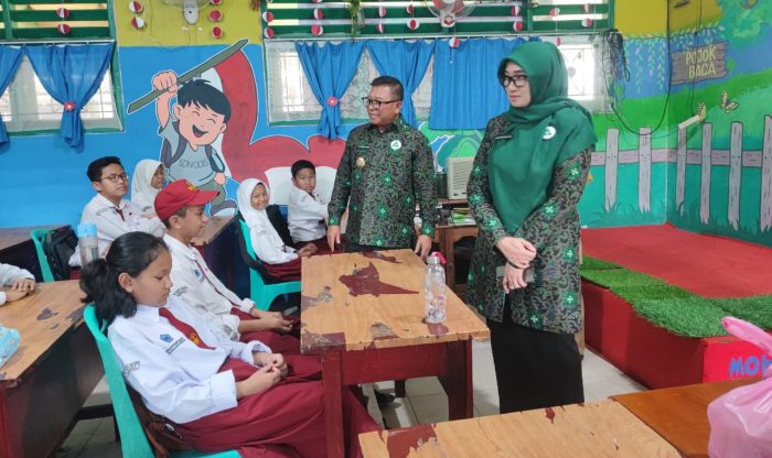 Wakil Wali Kota Samarinda sekaligus Ketua TP UKS/M, Saefuddin Zuhri, didampingi oleh Koordinator Sektap UKS/M, Elnova Saefuddin Zuhri, melaksanakan kunjungan ke beberapa sekolah di Kota Tepian, Senin (27/10/2025). (POJOKNEGERI.COM)