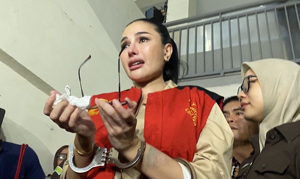 Nikita Mirzani tak kuasa menahan tangis usai persidangan di Pengadilan Negeri Jakarta Selatan. (Kompas.com)