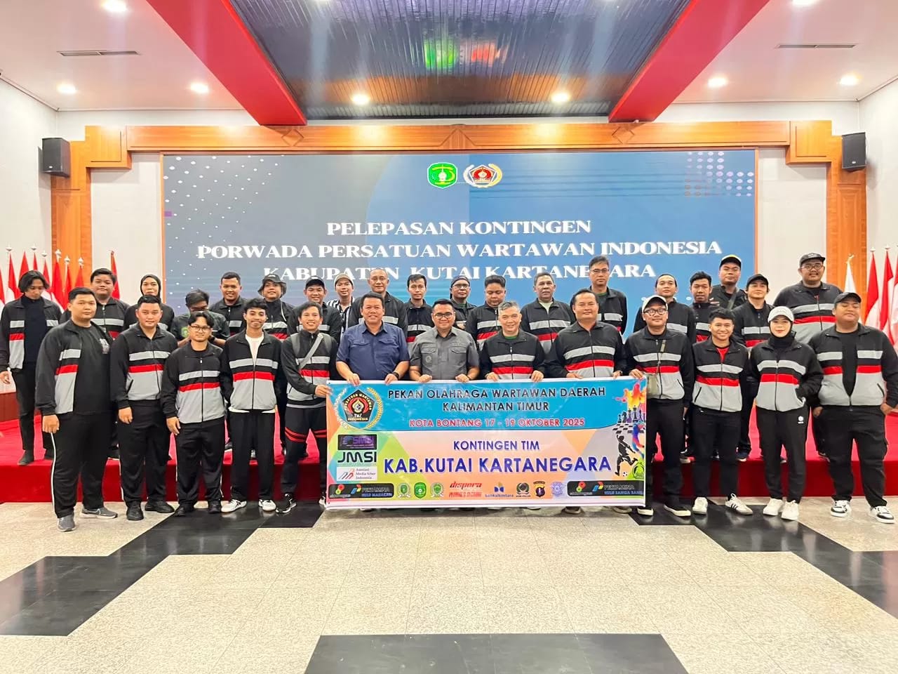 Boyong 7 Medali di Porwada Kaltim 2025, PWI Kukar Tembus Tiga Besar 1 Para anggota kontingen PWI Kukar berpose usai menerima medali di ajang Porwada Kaltim 2025 di Kota Bontang Pojok Negeri