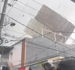 Hujan Deras dan Angin Kencang Terjang Samarinda, Atap Rumah Terbang Puluhan Meter 1 a4fa0eb8 8a8c 4bc7 adb0 064c6349109e Pojok Negeri