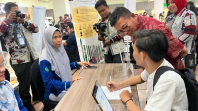 Wakil Wali Kota Samarinda, Saefuddin Zuhri, berbincang dengan salah satu pencari kerja di Job Fair Samarinda 2025, yang digelar di Mall SCP, Kamis (30/10/2025). (POJOKNEGERI.COM)(