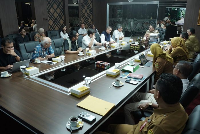 Rapat pemaparan hasil konsep Integrated City Planning (ICP) yang digelar pada Senin (3/11/2025), Pemkot menegaskan komitmennya untuk menciptakan tata ruang kota yang terintegrasi dengan kawasan strategis, termasuk Ibu Kota Nusantara (IKN). (Dokpim Pemkot Samarinda)