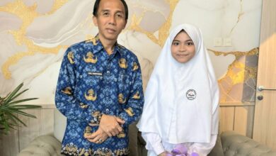 Kepala Dinas Pendidikan dan Kebudayaan (Disdikbud) Samarinda, Asli Nuryadin bersama Siswa SMP Fastabiqul Khairat, Ashillah Muqhbitha Ghasani