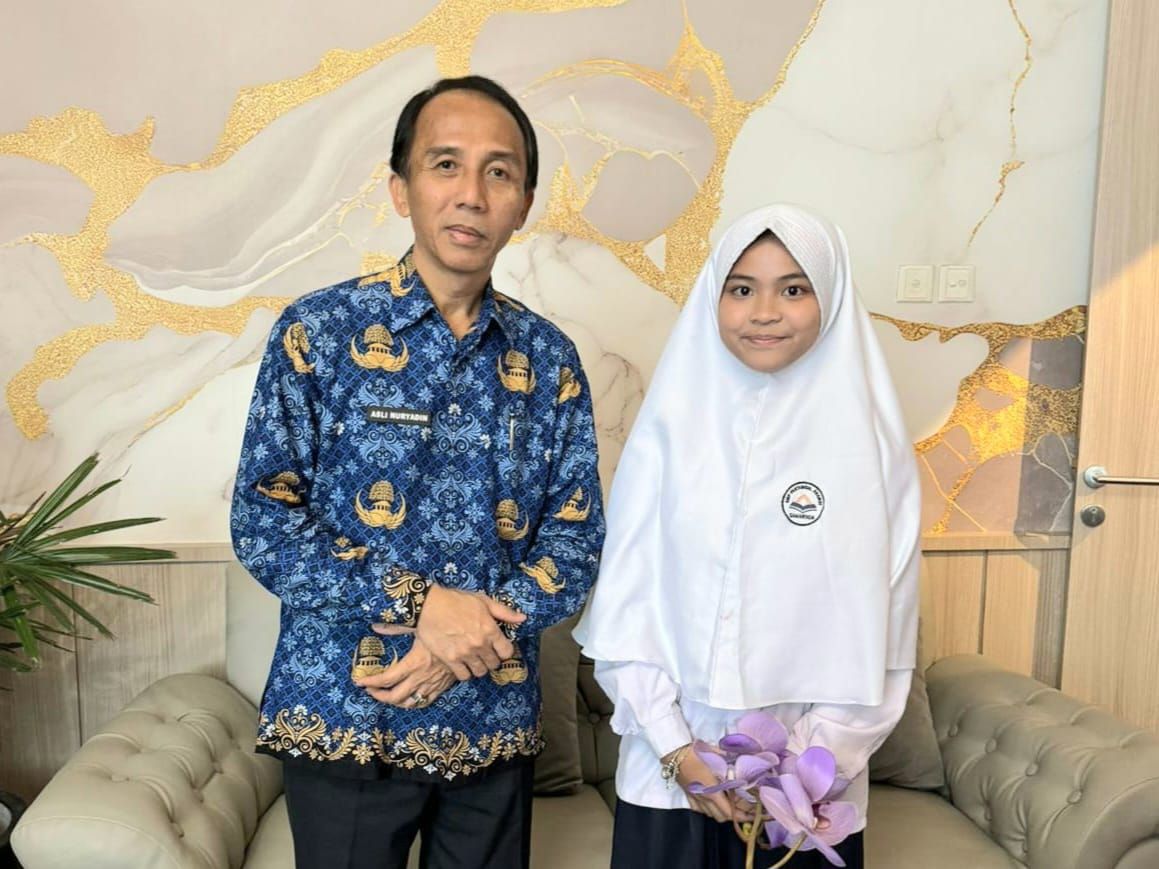 Kepala Dinas Pendidikan dan Kebudayaan (Disdikbud) Samarinda, Asli Nuryadin bersama Siswa SMP Fastabiqul Khairat, Ashillah Muqhbitha Ghasani