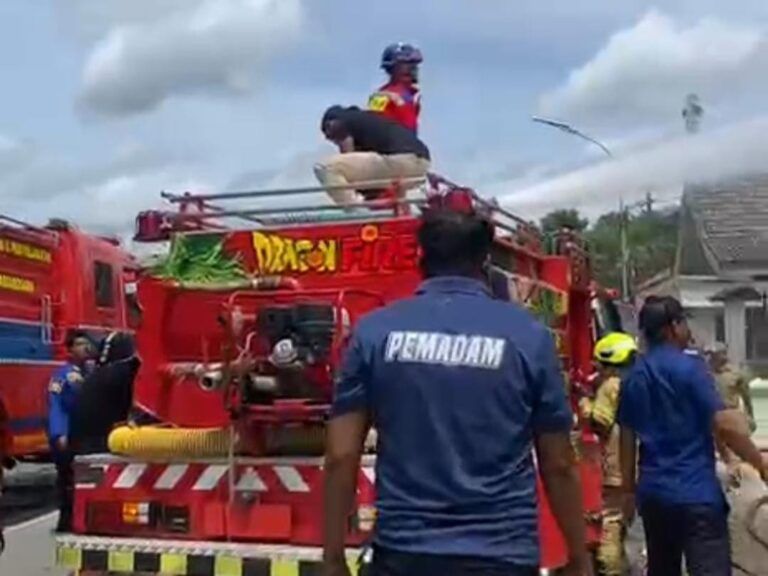Kebakaran Ruko di Jalan Ahmad Yani Tenggarong, Damkar Bergerak Kilat