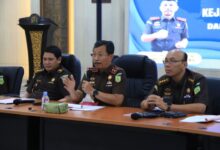 Kepala Kejati Kaltim, Assoc. Prof. Dr. Supardi, dalam konferensi pers peringatan Hari Antikorupsi Sedunia (Hakordia) 2025