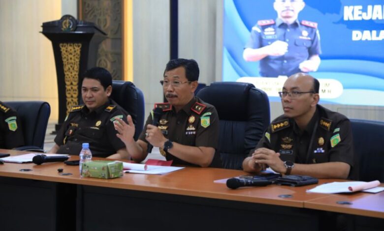 Kepala Kejati Kaltim, Assoc. Prof. Dr. Supardi, dalam konferensi pers peringatan Hari Antikorupsi Sedunia (Hakordia) 2025
