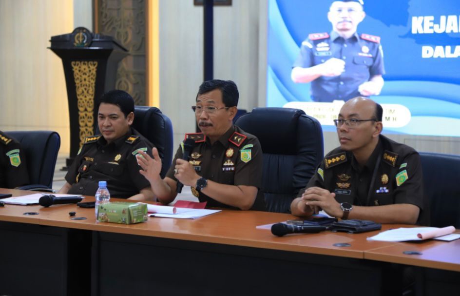 Kepala Kejati Kaltim, Assoc. Prof. Dr. Supardi, dalam konferensi pers peringatan Hari Antikorupsi Sedunia (Hakordia) 2025