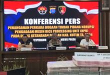 Konferensi pers kasus korupsi mesin RPU Kutim yang dipimpin Dirreskrimsus Polda Kaltim Kombes Pol Dr. Bambang Yugo Pamungkas