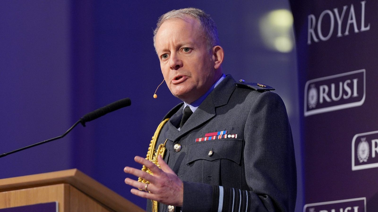 Panglima militer Inggris atau Chief of Defence Staff, Richard Knighton