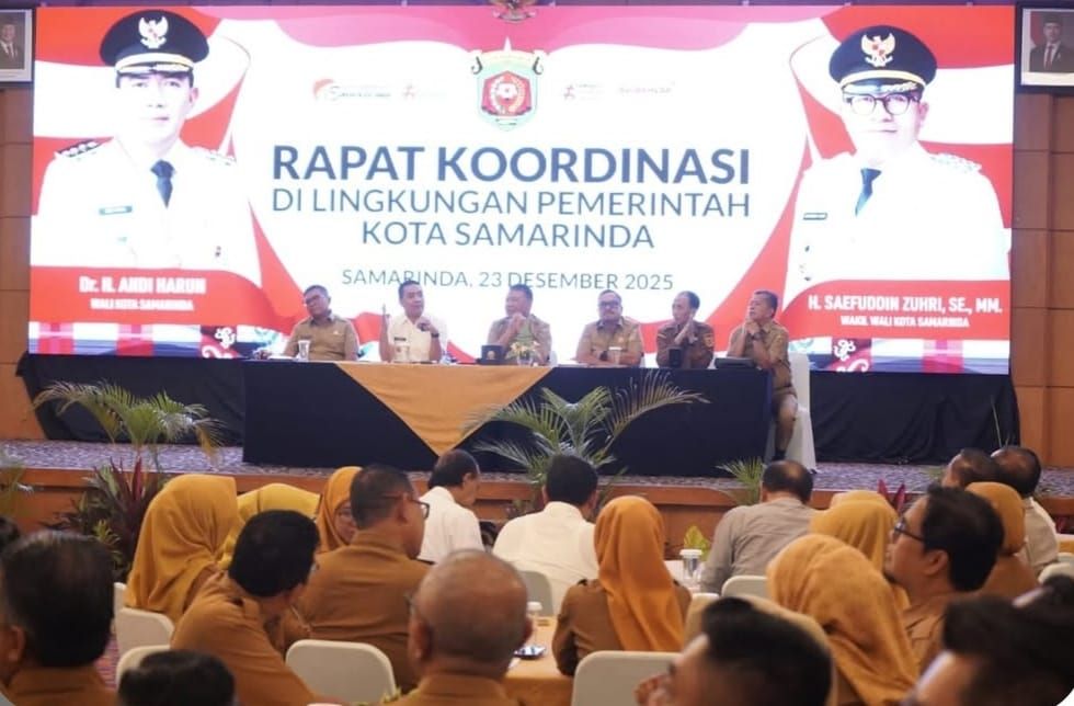 Suasana rapat koordinasi di lingkungan Pemerintah Kota Samarinda, Selasa (23/12/2025).