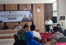 Wakil Wali Kota Samarinda, Saefuddin Zuhri menyerahkan bantuan mitra kerja Dinas Pengendalian Penduduk dan Keluarga Berencana (DP2KB) Kota Samarinda