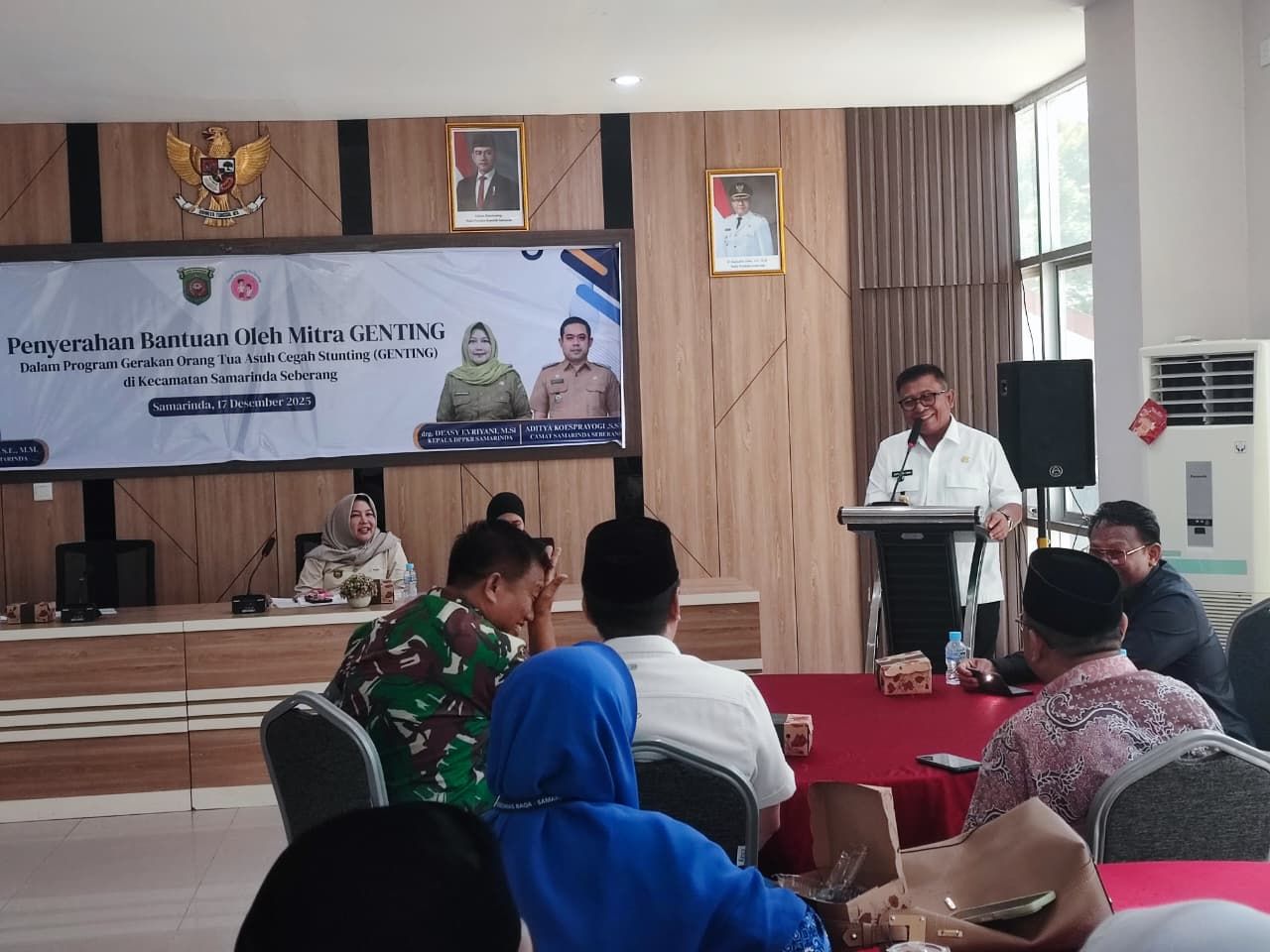 Wakil Wali Kota Samarinda, Saefuddin Zuhri menyerahkan bantuan mitra kerja Dinas Pengendalian Penduduk dan Keluarga Berencana (DP2KB) Kota Samarinda