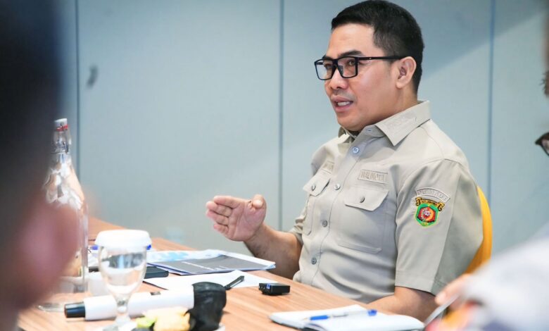 Wali Kota Samarinda Andi Harun saat memimpin rapat (Pojoknegeri.com)