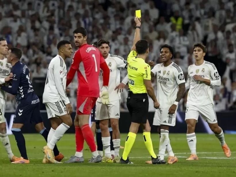 Pemain Real Madrid saat diganjar kartu kuning