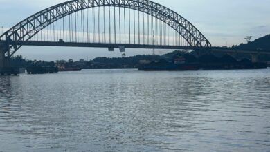 Jembatan Mahulu pasca ditabrak ponton dan langsung dilakukan pembatasan kegiatan oleh Pemprov Kaltim