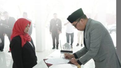 Wali Kota Samarinda, Andi Harun melantik dan mengambil sumpah Anggota Dewan Pengawas Perumdam Tirta Kencana