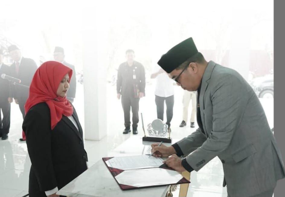 Wali Kota Samarinda, Andi Harun melantik dan mengambil sumpah Anggota Dewan Pengawas Perumdam Tirta Kencana