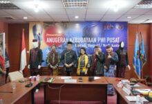 Wali Kota Samarinda, Andi Harun presentasikan Sarung Samarinda di Penganugerahan kebudayaan dari Persatuan Wartawan Indonesia (PWI) Pusat