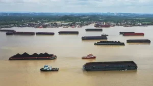 Aktivitas pelayaran di Sungai Mahakam
