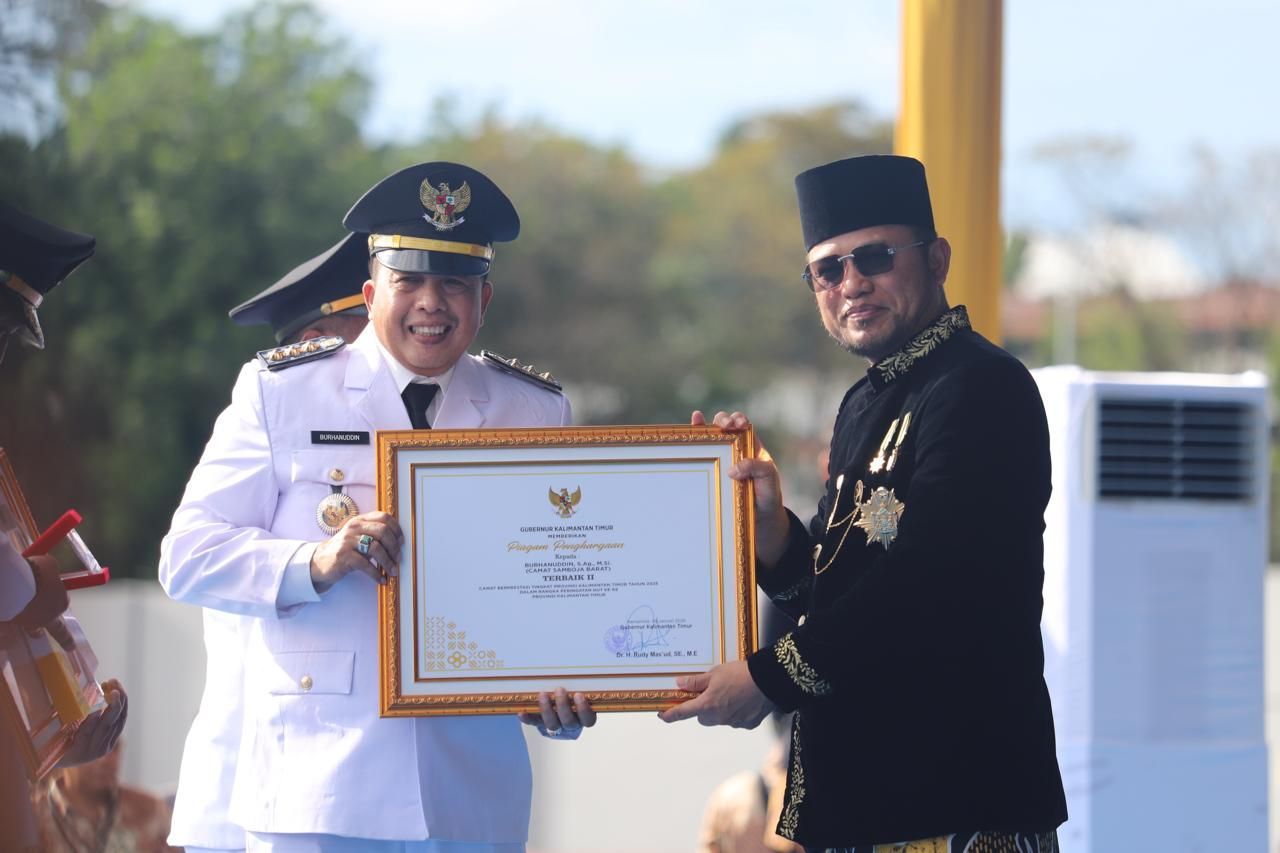Gubernur Kalimantan Timur, Rudy Mas’ud menyerahkan langsung penghargaan kepada para camat