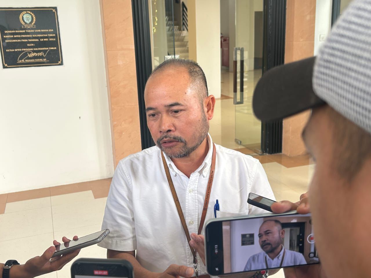 Kepala Bidang Bina Marga PUPR Kaltim, M. Muhran, menjelaskan bahwa penyerahan cek dilakukan setelah perusahaan penabrak jembatan