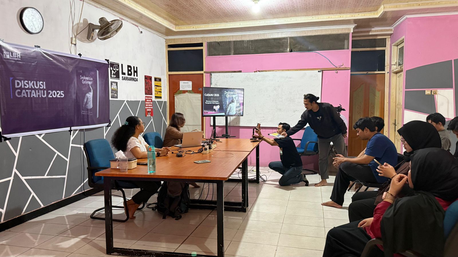 LBH Samarinda saat menyampaikan Catatan Akhir Tahunnya yang merangkum banyak peristiwa di Kaltim. (IST)