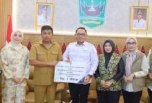 Wakil Gubernur Kaltim Seno Aji serahkan bantuan ke Sumatera Barat