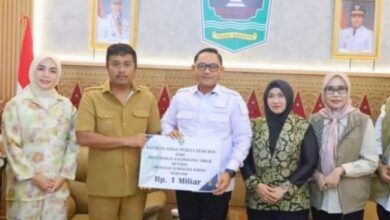Wakil Gubernur Kaltim Seno Aji serahkan bantuan ke Sumatera Barat