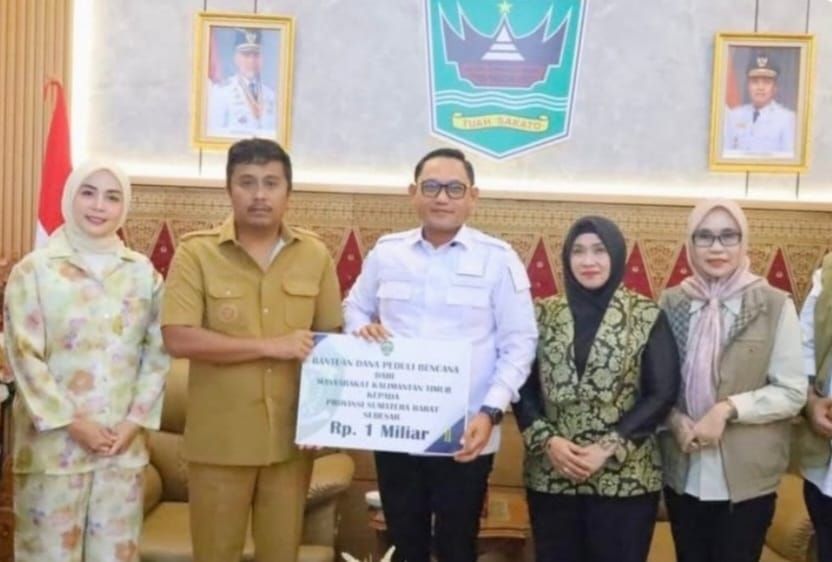 Wakil Gubernur Kaltim Seno Aji serahkan bantuan ke Sumatera Barat
