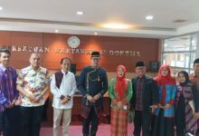 Wali Kota Samarinda, Andi Harun uasi presentasikan Sarung Samarinda di acara Anugerah Kebudayaan Persatuan Wartawan Indonesia (PWI) Pusat Tahun 2026