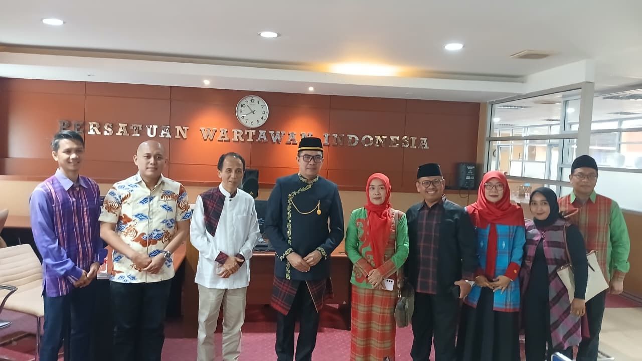 Wali Kota Samarinda, Andi Harun uasi presentasikan Sarung Samarinda di acara Anugerah Kebudayaan Persatuan Wartawan Indonesia (PWI) Pusat Tahun 2026