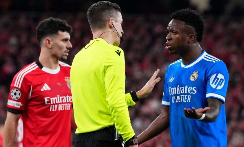 Pemain Real Madrid Vinícius Júnior saat melakukan protes ke wasit