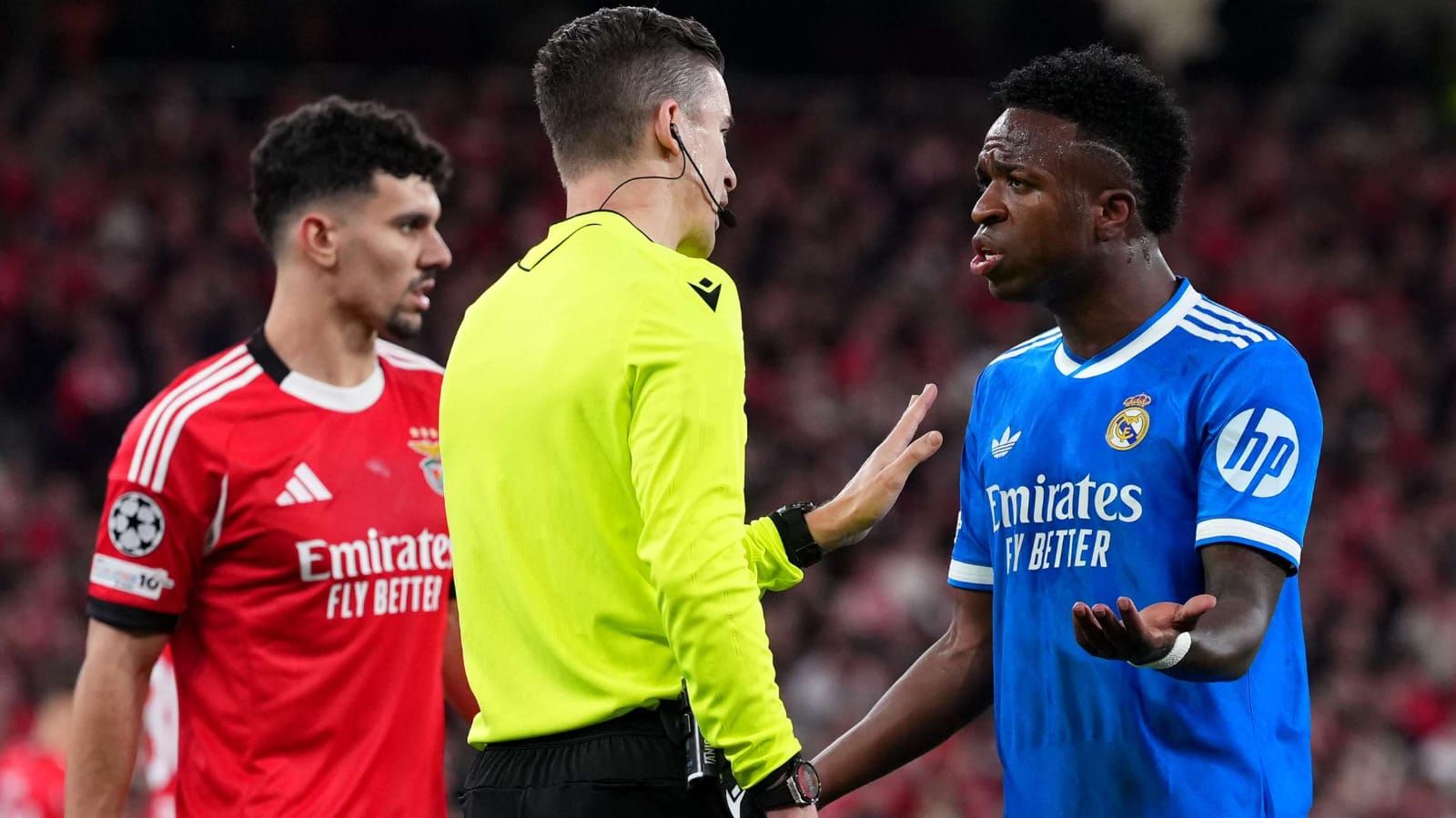 Pemain Real Madrid Vinícius Júnior saat melakukan protes ke wasit