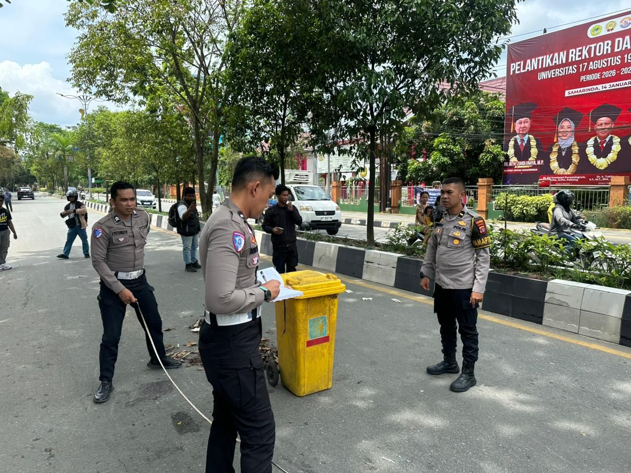 Polisi Lakukan Olah TKP di Lokasi kecelakaan di jalan juanda.