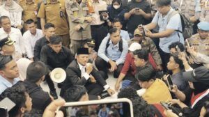 Gubernur Rudy Mas’ud keluar langsung memui aksi mahasiswa