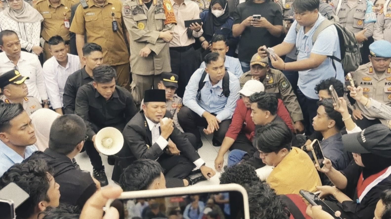 Gubernur Rudy Mas’ud keluar langsung memui aksi mahasiswa