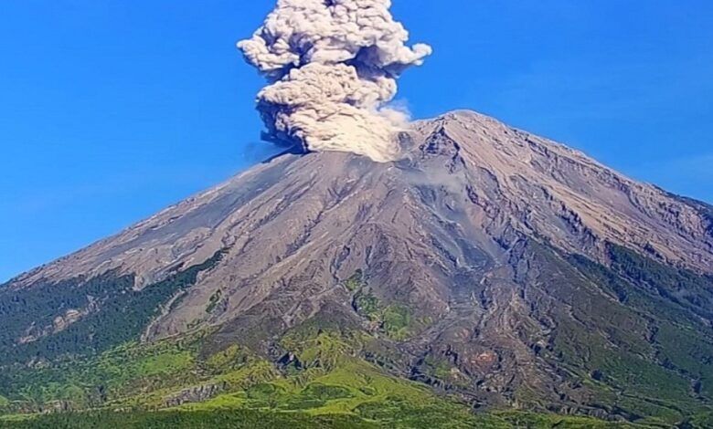 Gunung Semeru kembali erupsi