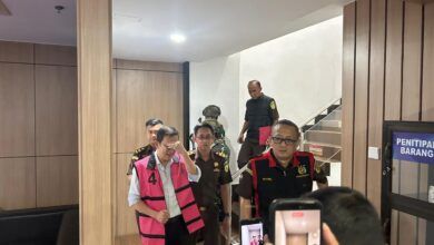 Tim Kejati Kaltim saat melakukan eksekusi penahanan terhadap Direktur Tiga Perusahaan terkait kasus dugaan korupsi izin tambang di lahan transmigrasi Kukar. (IST)