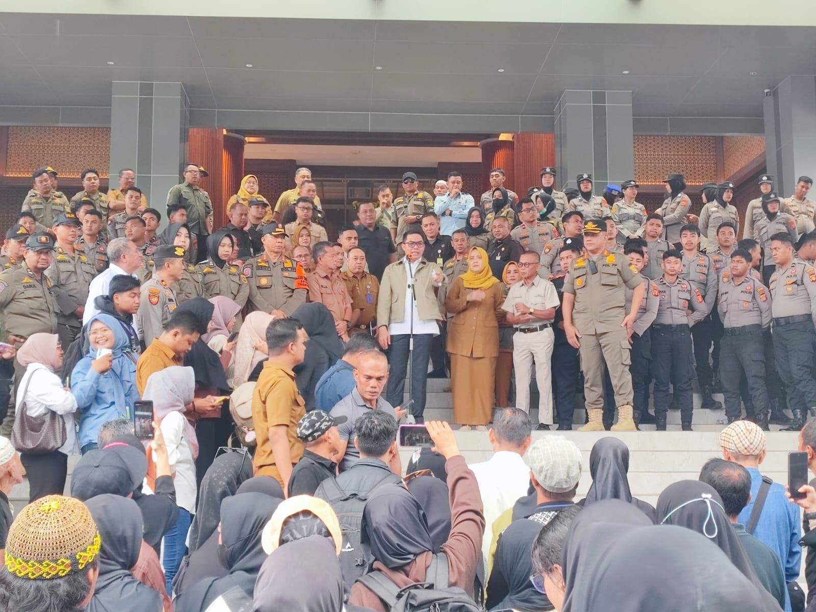 Wali Kota Samarinda Andi Harun mendengarkan langsung aspirasi pemilik Surat Keterangan Tempat Usaha Berjualan (SKTUB) Pasar Pagi