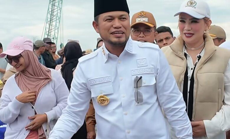 Gubernur Kalimantan Timur (Kaltim), Rudy Mas'ud meresmikan Jembatan Nibung