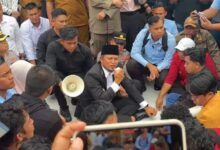 Ketua BEM-KM Unmul, Hiththan Hersya Putra Berdebat Dengan Gubernur Kaltim Rudi Masud Terkait Program Gratispol, disaksikan mahasiswa