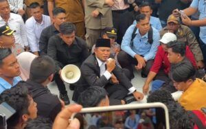 Ketua BEM-KM Unmul, Hiththan Hersya Putra Berdebat Dengan Gubernur Kaltim Rudi Masud Terkait Program Gratispol, disaksikan mahasiswa