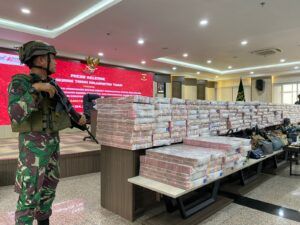Barang bukti berupa uang tunai ratusan miliar, surat kendaraan mobil, tad mewah hingga ratusan ratusan ribu dolar mata uang asing berbagai negara