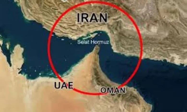 Selat Hormuz merupakan jalur vital yang dilalui sekitar 20 persen pasokan minyak dunia.