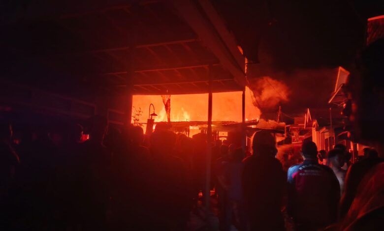 Suasana kebakaran yang terjadi di kawasan Loa Janan Ilir dan meluluhlantakkan enam bangunan warga. (IST)